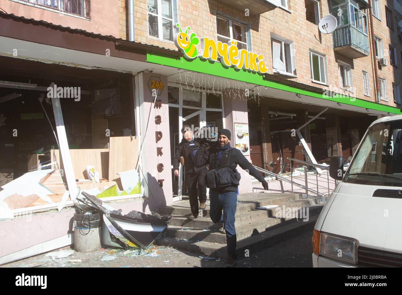 Fernsehen im Lebensmittelgeschäft Ptschyolka (kleine Biene) auf der Straße in Kiew, das durch den Raketenanschlag während des Konflikts zwischen Russland und der Ukraine am 18.03.2022 zerstört wurde Stockfoto