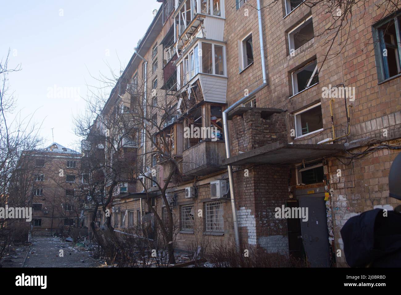 Kiewer Podil-Bezirk mit Bewohnern, die durch die Explosion einer russischen Rakete aus dem Gelände gezwungen wurden, wobei die Fenster in den 1950-er -1960-er Wohnprojekten zerschlagen wurden Stockfoto