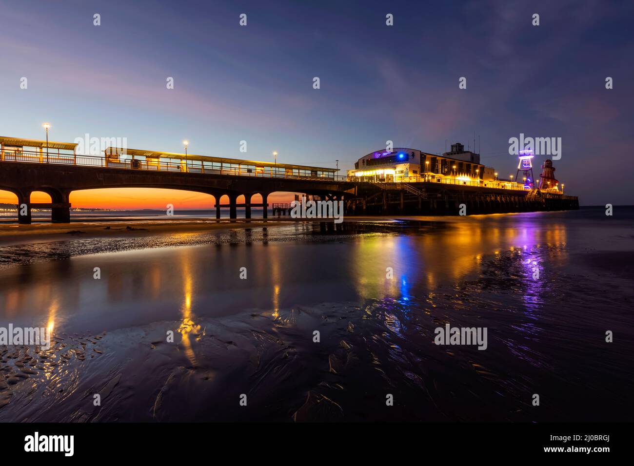 England, Dorset, Bournemouth, Bournmouth Beach und Pier at Dawn Stockfoto