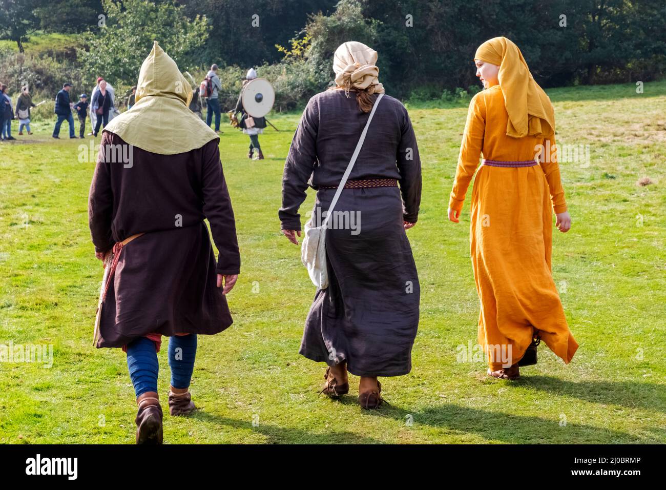 England, East Sussex, Battle, The Annual Battle of Hastings 1066 Re-enactment Festival, Teilnehmer gekleidet in mittelalterliche Kostüme Stockfoto