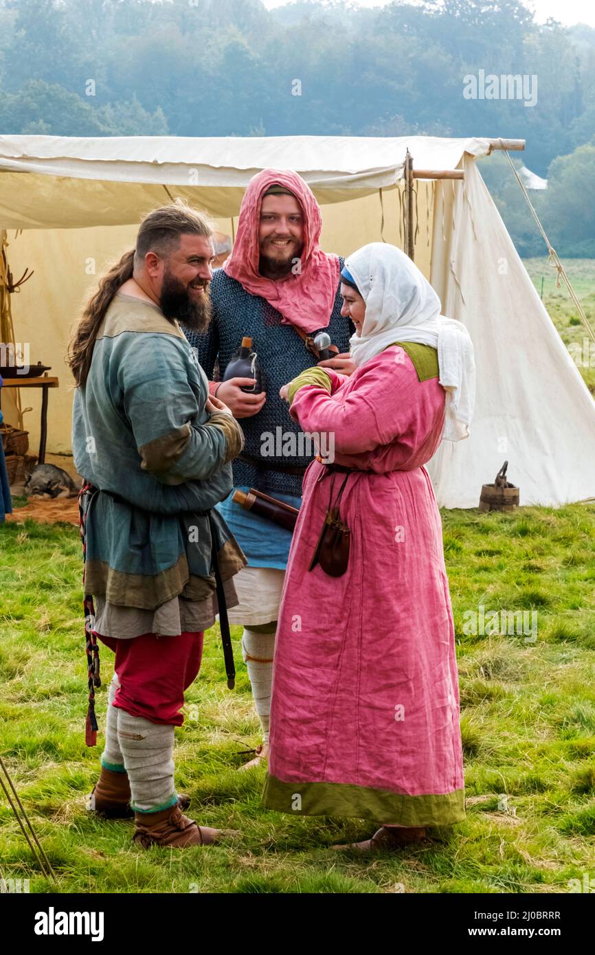 England, East Sussex, Battle, The Annual Battle of Hastings 1066 Re-enactment Festival, Teilnehmer gekleidet in mittelalterliche Kostüme Stockfoto