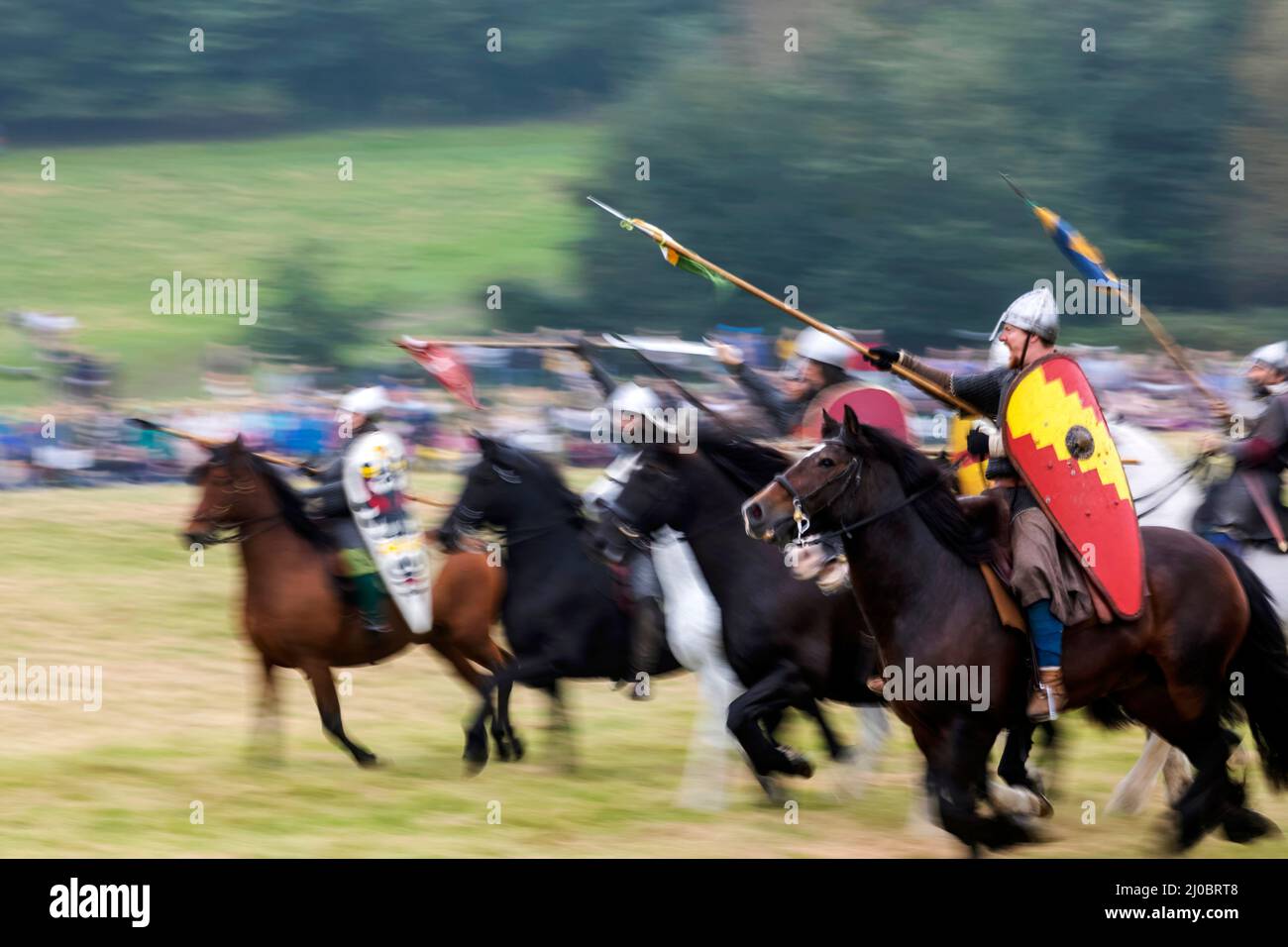 England, East Sussex, Battle, The Annual Battle of Hastings 1066 Re-enactment Festival, Teilnehmer gekleidet in mittelalterliche normannische Rüstungsaufladung auf Hor Stockfoto