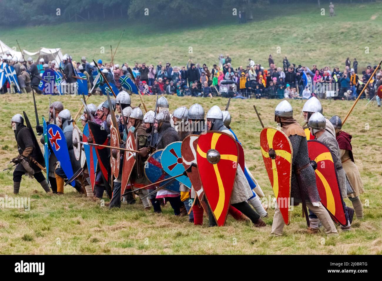 England, East Sussex, Battle, The Annual Battle of Hastings 1066 Re-enactment Festival, Teilnehmer in mittelalterlichen normannischen Rüstung gekleidet, die sich in Stockfoto