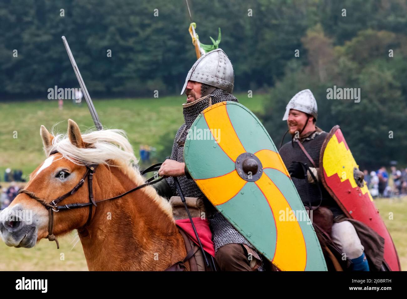 England, East Sussex, Battle, The Annual Battle of Hastings 1066 Re-enactment Festival, Teilnehmer gekleidet in mittelalterliche normannische Rüstungsaufladung auf Hor Stockfoto