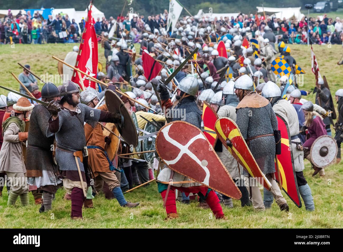 England, East Sussex, Battle, The Annual Battle of Hastings 1066 Re-enactment Festival, Teilnehmer gekleidet in Medieval Armor Fighting a Battle Stockfoto