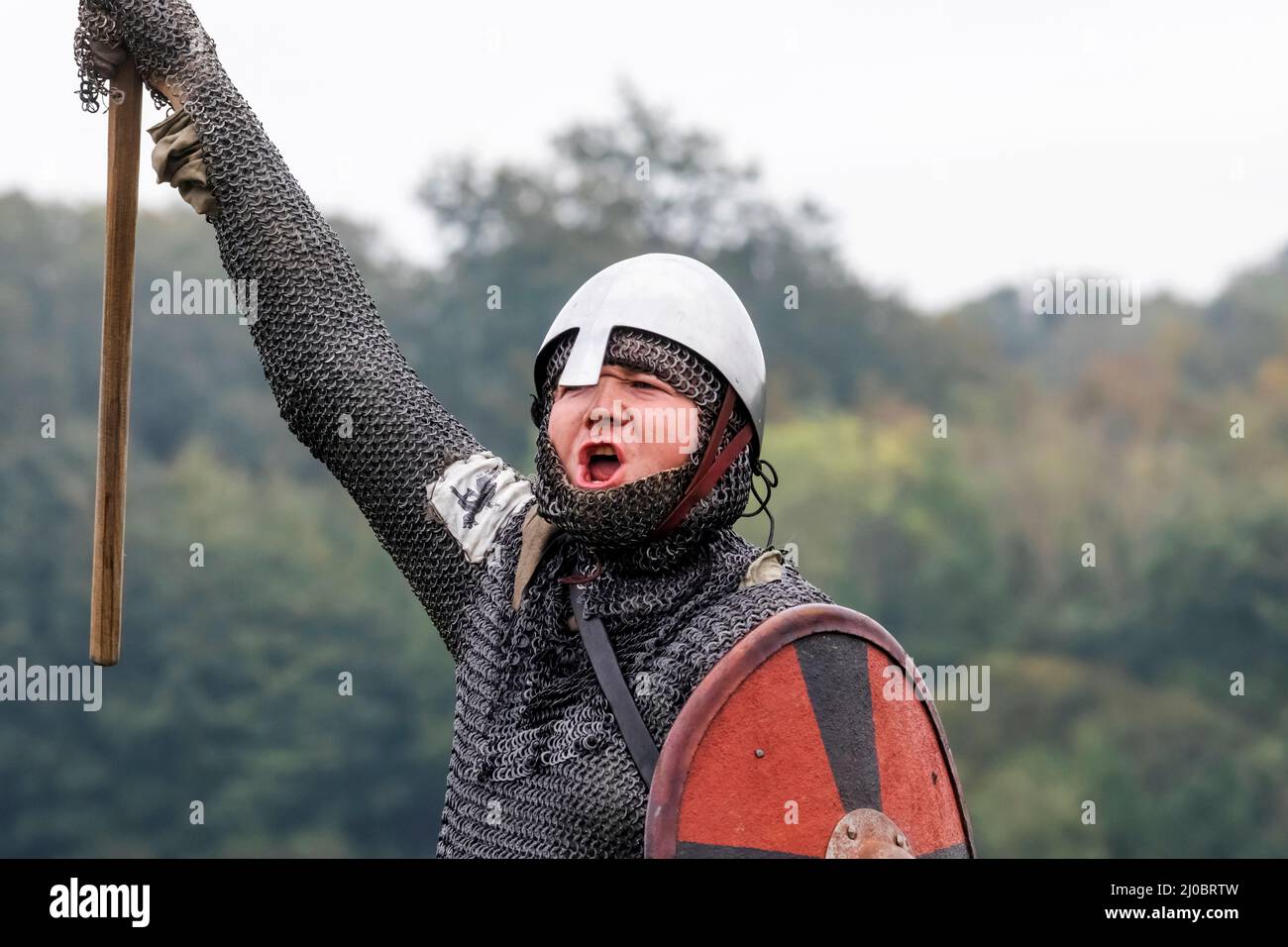 England, East Sussex, Battle, The Annual Battle of Hastings 1066 Re-enactment Festival, Teilnehmer gekleidet in mittelalterliche normannische Rüstungsaufladung auf Hor Stockfoto