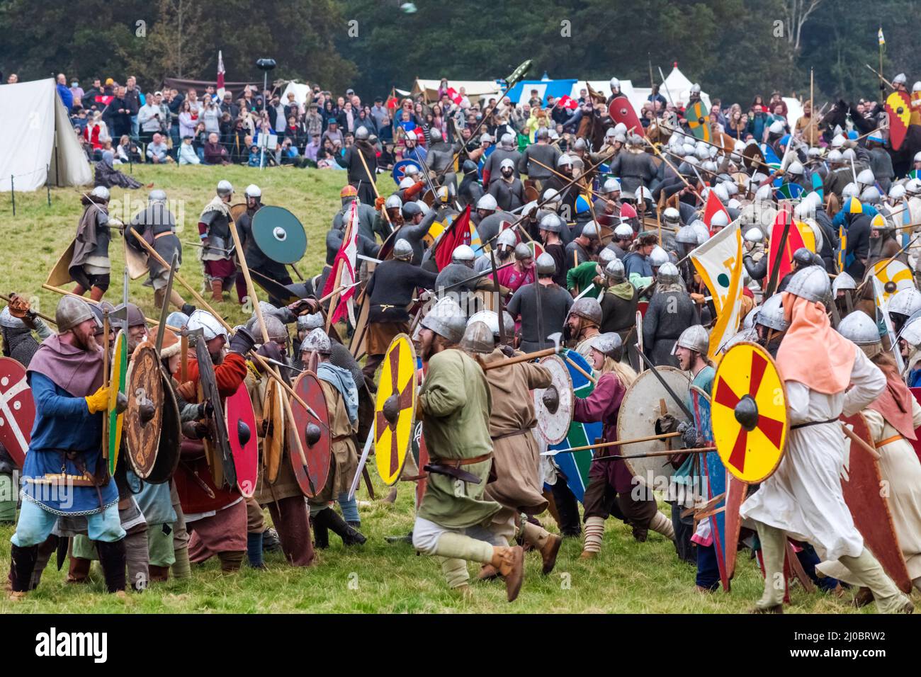 England, East Sussex, Battle, The Annual Battle of Hastings 1066 Re-enactment Festival, Teilnehmer gekleidet in Medieval Armor Fighting a Battle Stockfoto