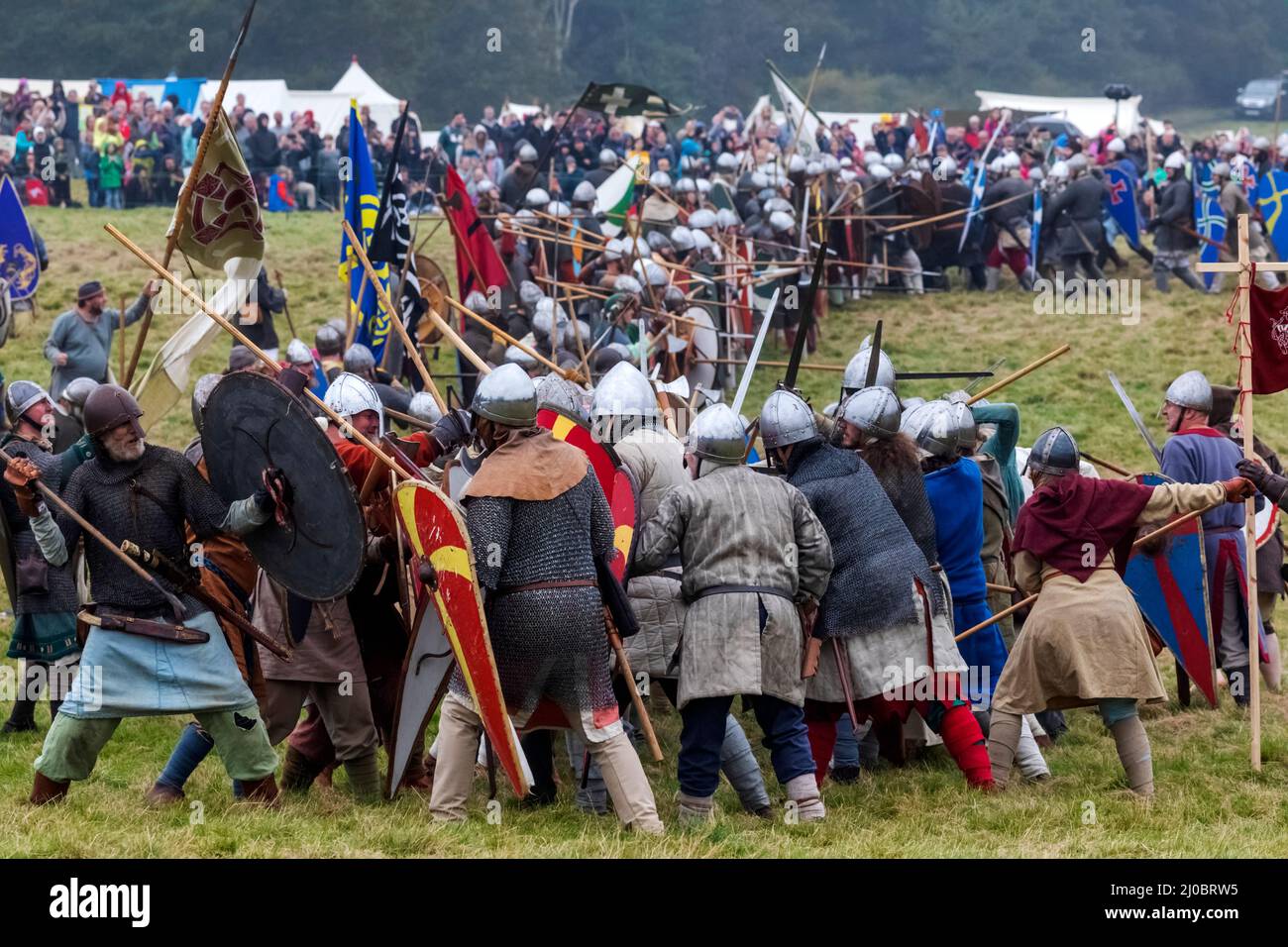 England, East Sussex, Battle, The Annual Battle of Hastings 1066 Re-enactment Festival, Teilnehmer gekleidet in Medieval Armor Fighting a Battle Stockfoto