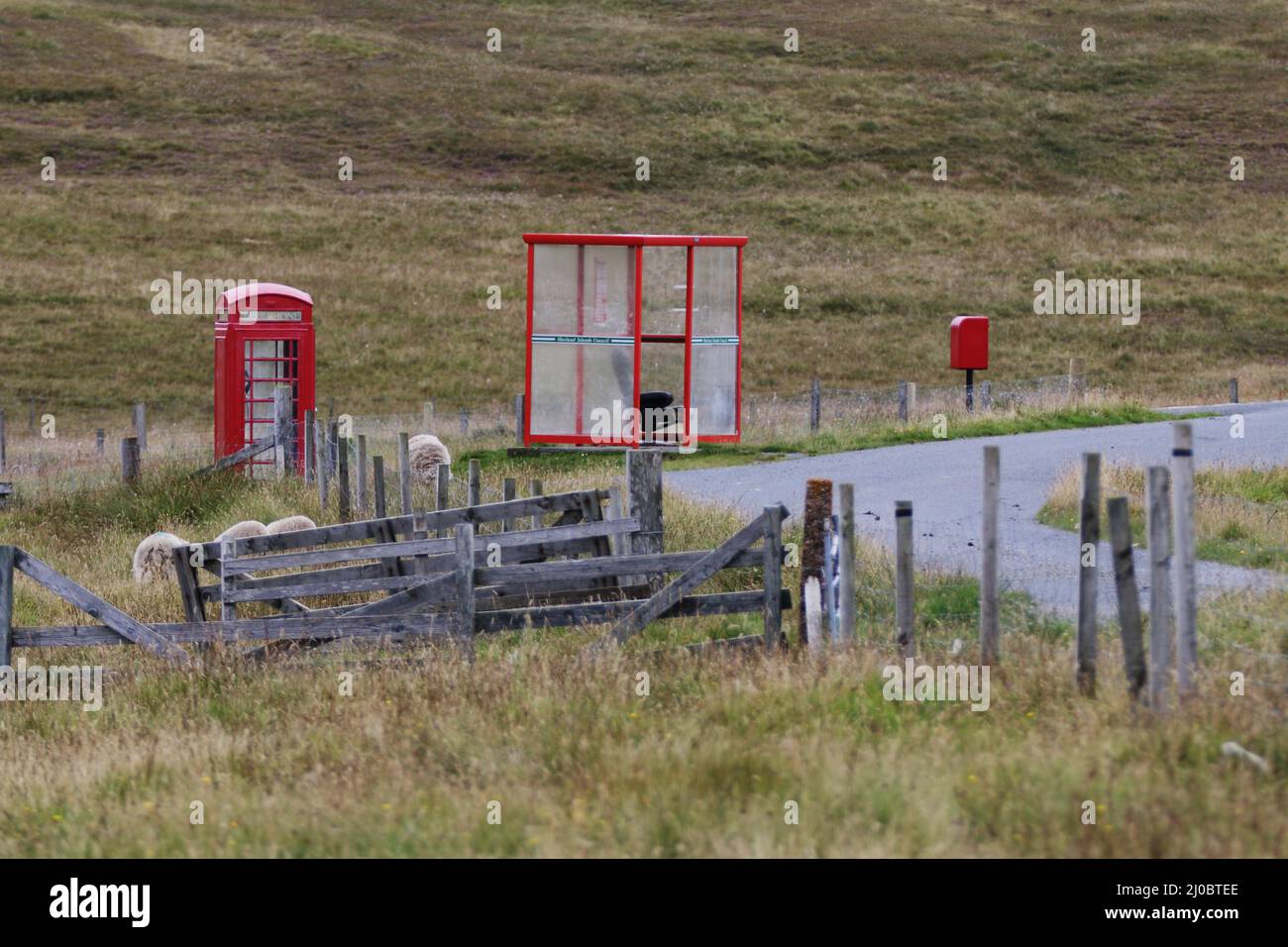 Öffentliche Telefon- und Busstation, Unst, Shetland Islands, Schottland Stockfoto