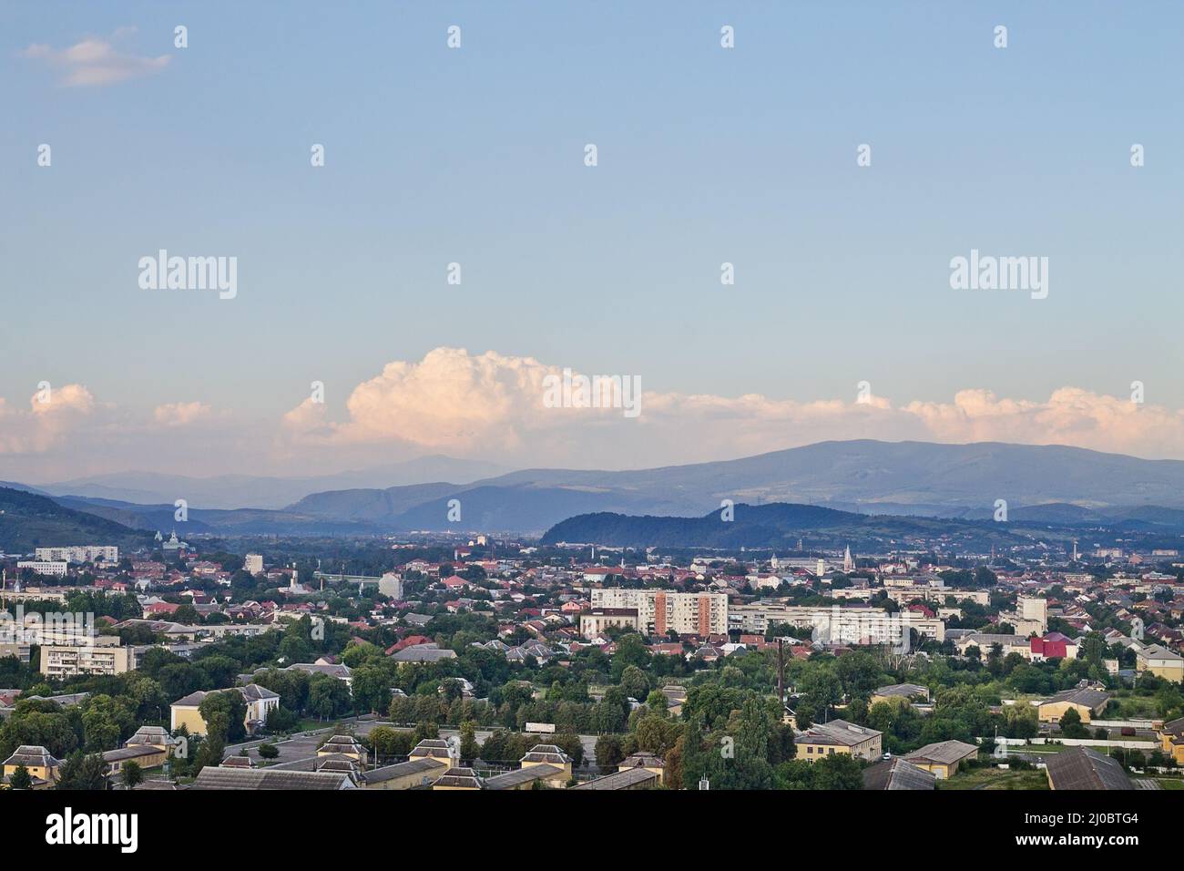 Blick aus den Bergen in der ukrainischen Stadt Mukachevo Stockfoto