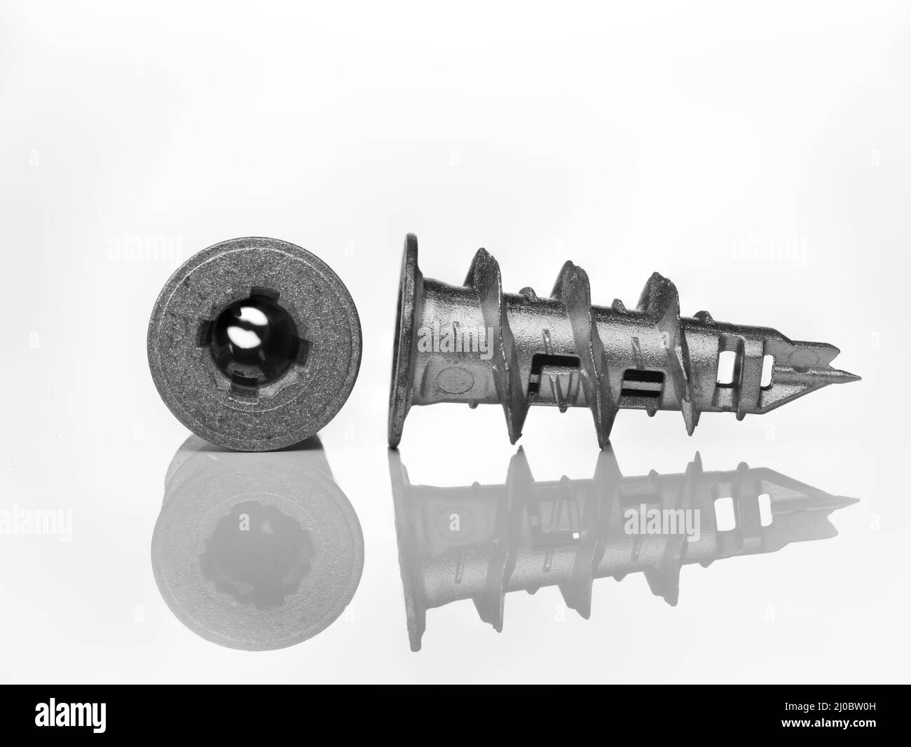 Aluminiumdübel, für Gipskartonwände und leichten Schaumbeton, auf weißem Hintergrund. Makroaufnahme Stockfoto