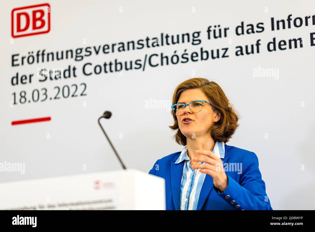 Cottbus, Deutschland. 18. März 2022. Dr. Daniela Gerd tom Markotten, Mitglied des Vorstands für Digitalisierung und Technologie der Deutschen Bahn AG, spricht bei der Eröffnung des Infopunkts des Cottbuser Bahnwerks auf dem Vorplatz des Cottbuser Hauptbahnhofs. Am Cottbus Hauptbahnhof wurde heute eine Info-Stelle des Cottbus-Bahnwerks eröffnet. Die ersten ICE-Züge werden ab 2024 im derzeit im Bau befindlichen Bahnwerk gewartet. Quelle: Frank Hammerschmidt/dpa/Alamy Live News Stockfoto