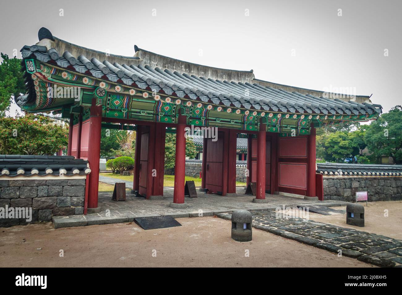 Jeju Mokgwana, das älteste erhaltene Gebäude in Jeju für das ehemalige Zentralregierungsbüro, in dem der Joseon-Magistrat war Stockfoto