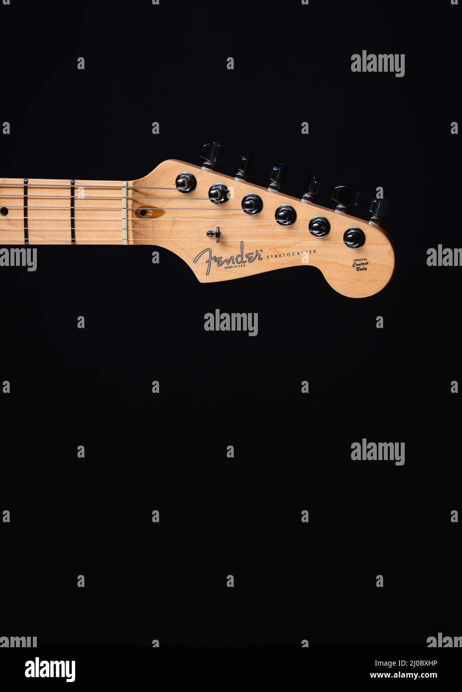 Candy Apple rot stratocaster auf schwarz Stockfoto