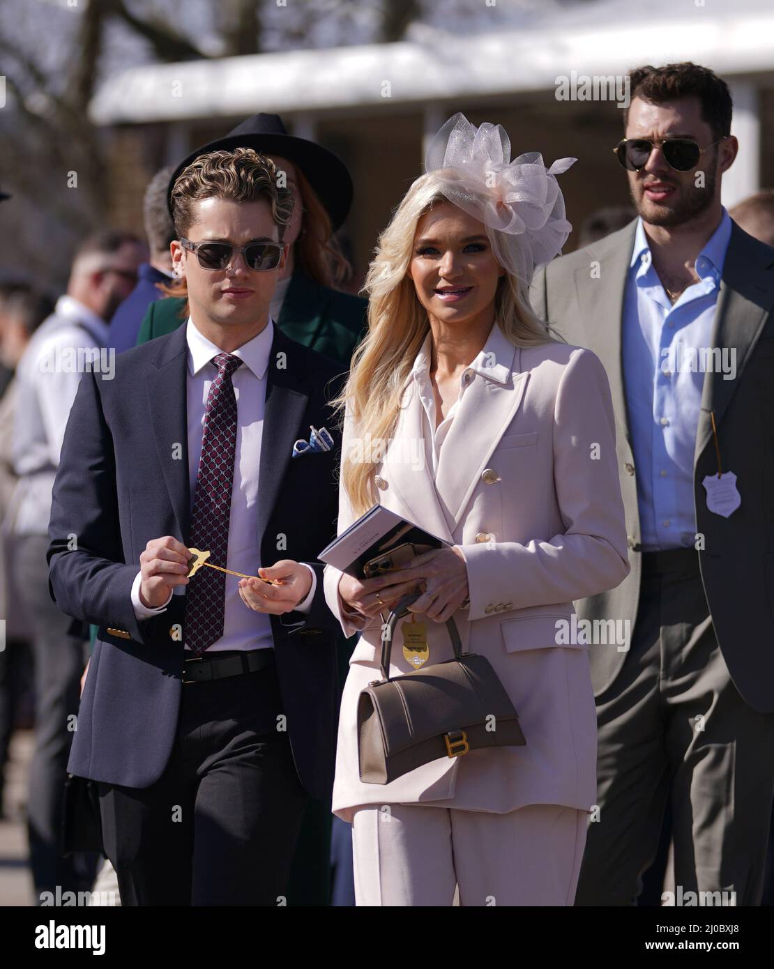 AJ Pritchard (links), Abbie Quinnen (Mitte) und Curtis Pritchard am vierten Tag des Cheltenham Festivals auf der Cheltenham Rennbahn. Bilddatum: Freitag, 18. März 2022. Stockfoto