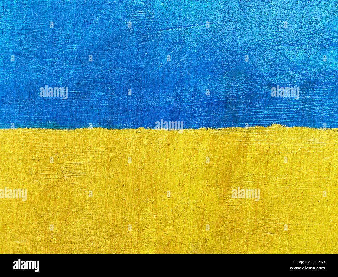 Stand mit ukrainischer Kulisse: Flagge der Ukraine auf Steinmauer gemalt Stockfoto