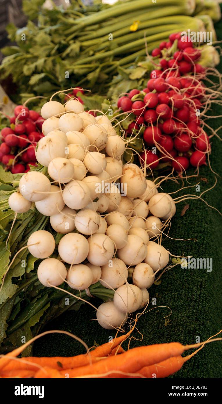 Rote Rüben, orangefarbene Karotten und weiße und rote Radieschen auf einem organischen farmerâ €™s Markt Stockfoto