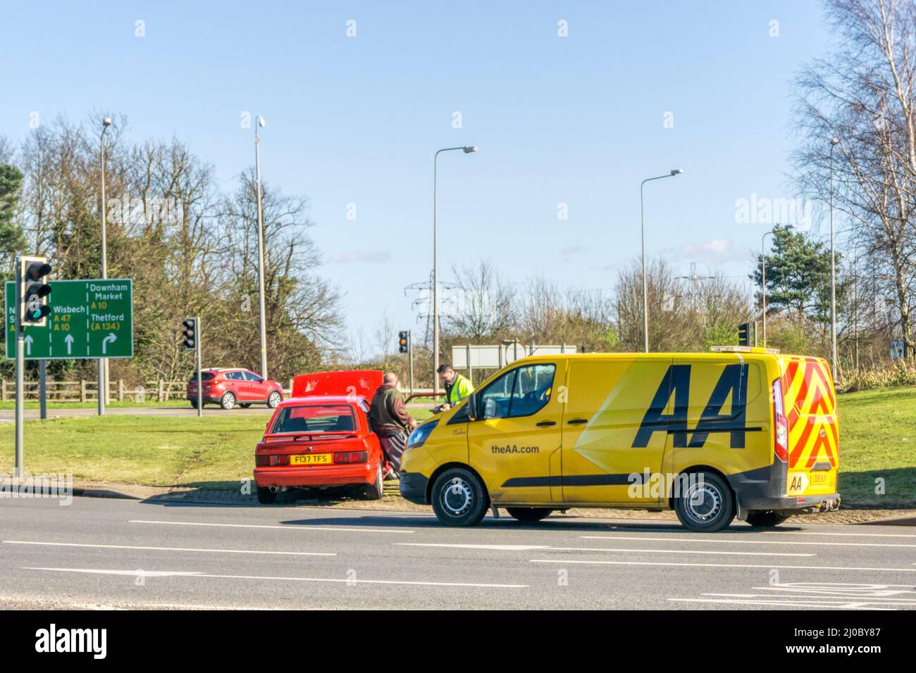 Ein AA-Van, der an einer Panne in einem großen Kreisverkehr in King's Lynn, Norfolk, teilnahm. Stockfoto