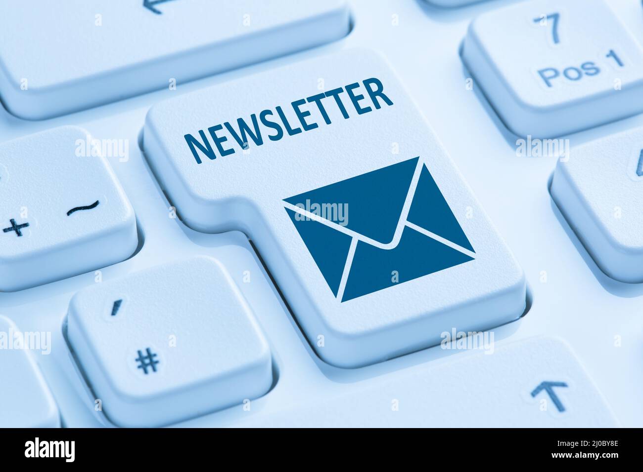Newsletter Senden Internet Business Marketing Kampagne Brief Tastatur Blau Stockfoto