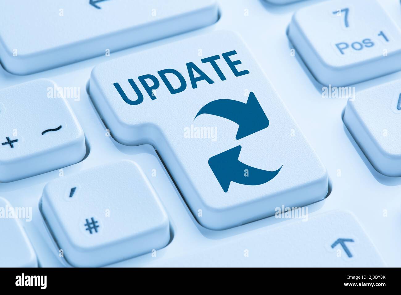 Schutz der Computer-Software-Aktualisierung vor Viren-Tastatur blau Stockfoto