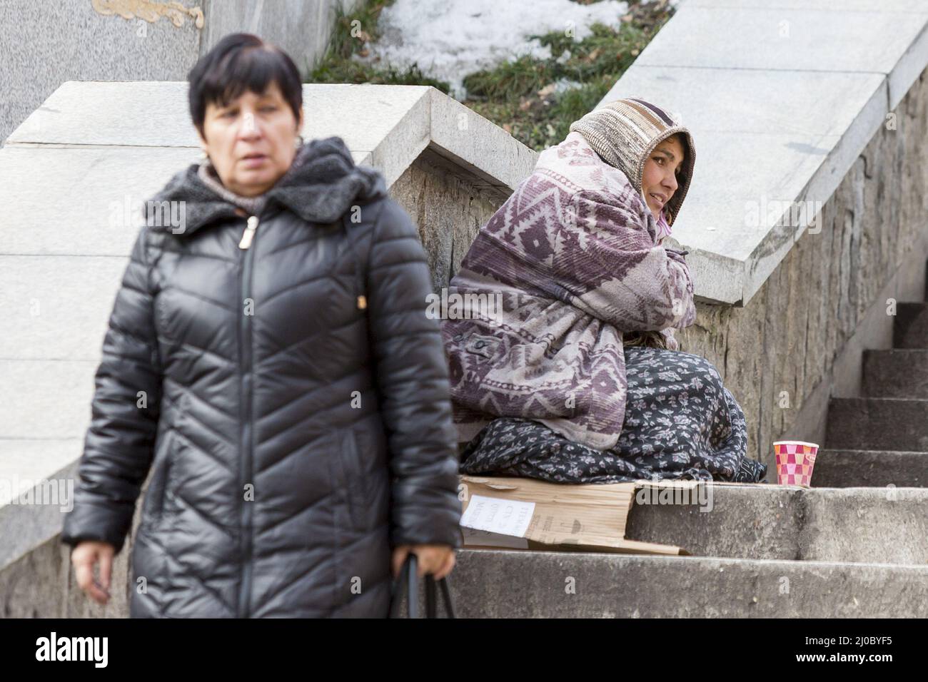 Obdachlose Zigeunerin bettelt um Geld Stockfoto