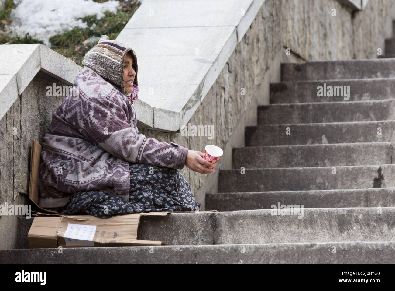 Obdachlose Zigeunerin bettelt um Geld Stockfoto
