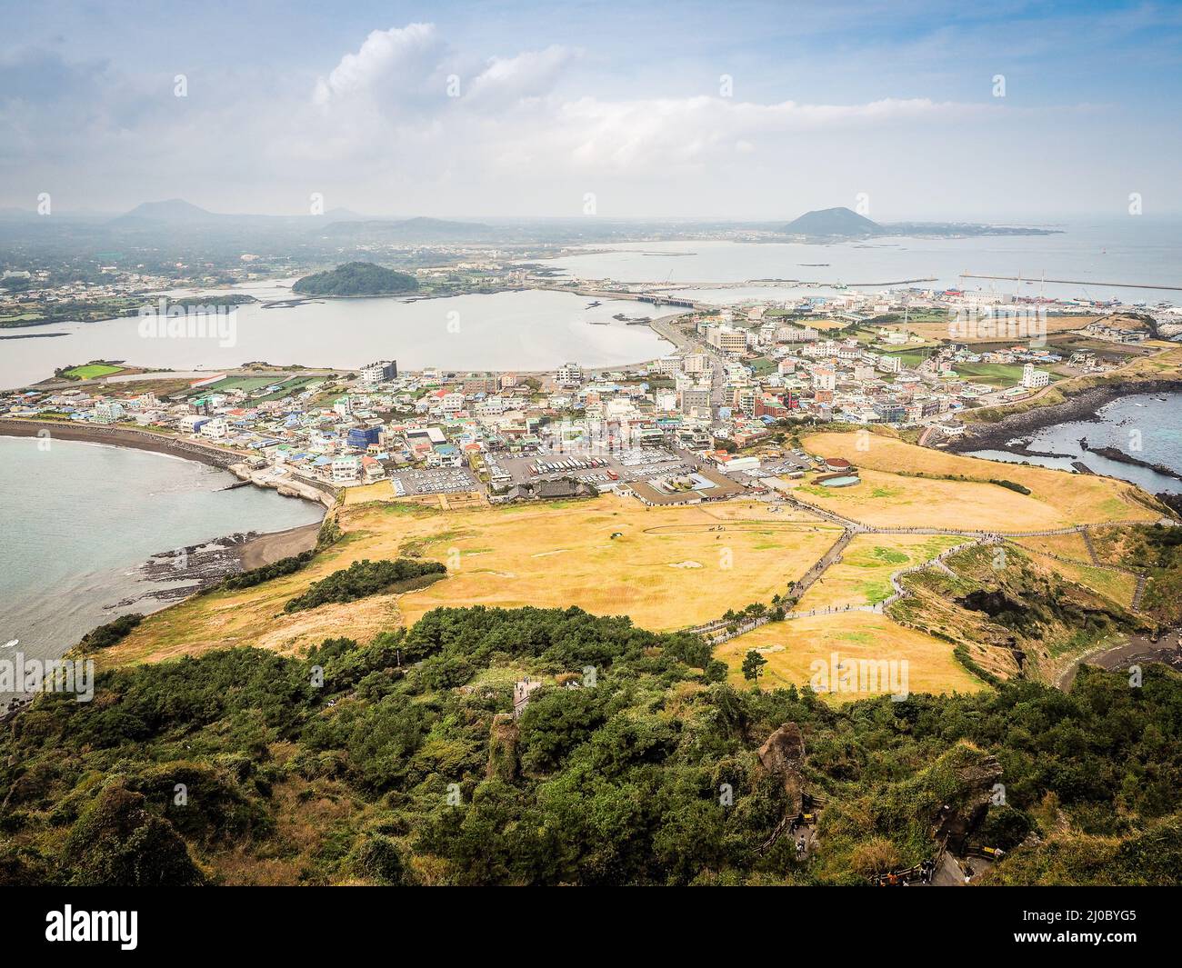 Blick vom Seongsan Ilchulbong (Sunrise Peak), einem der UNESCO-Naturtourismus-Stätten auf der Insel Jeju in Südkorea Stockfoto