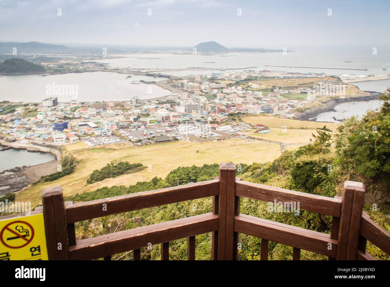 Blick vom Seongsan Ilchulbong (Sunrise Peak), einem der UNESCO-Naturtourismus-Stätten auf der Insel Jeju in Südkorea Stockfoto