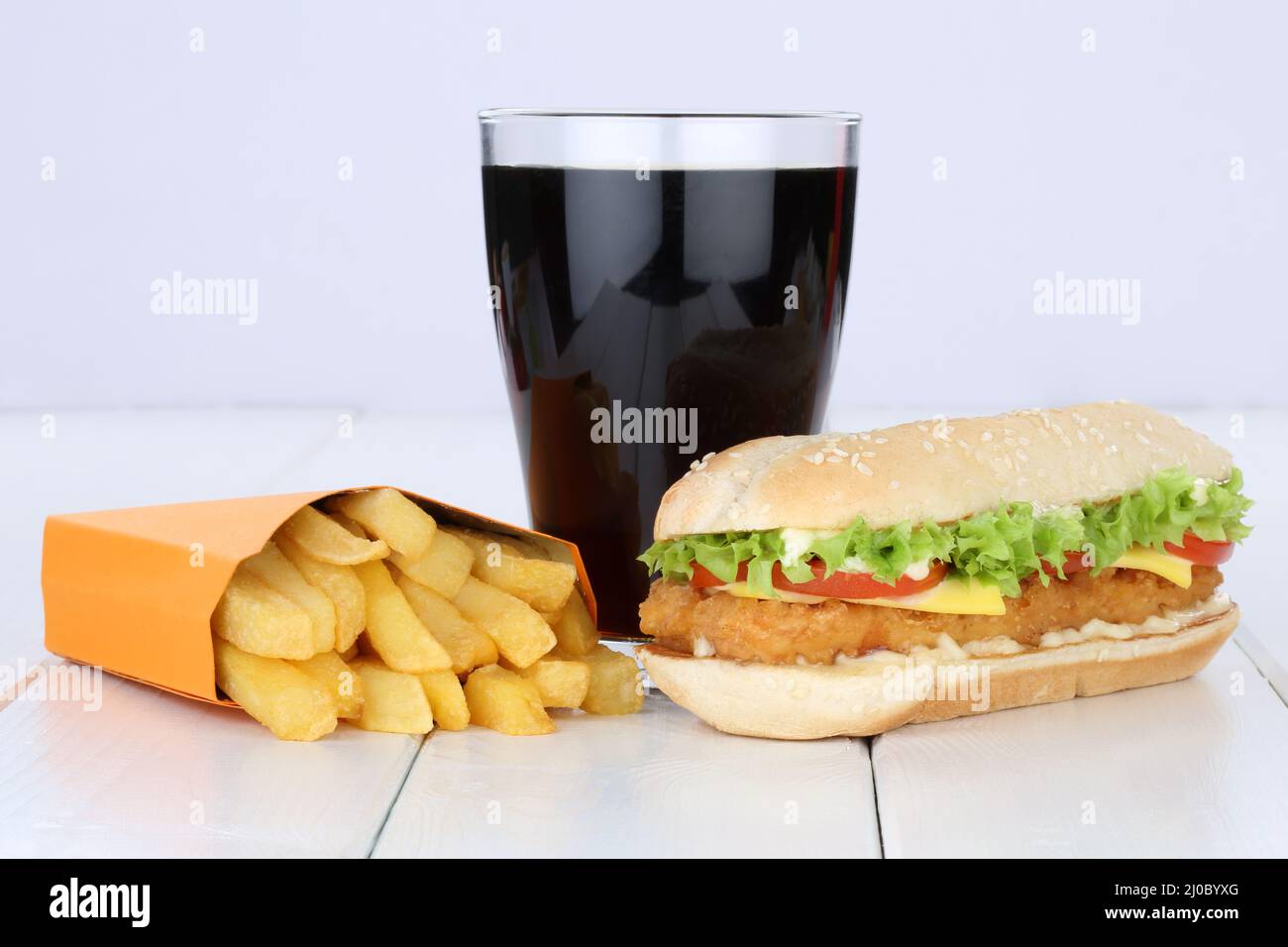 Chickenburger Chicken Burger Hamburger Menü Pommes Frites Cola trinken ungesunde Ernährung Stockfoto