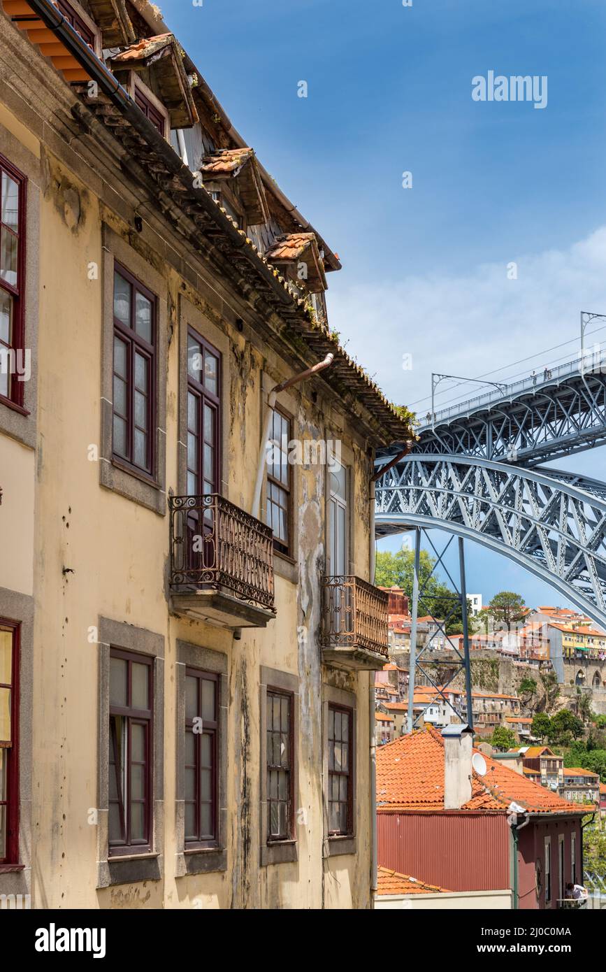 Anzeigen von Fassaden, Gasse und traditionelle Häuser in Porto Stockfoto