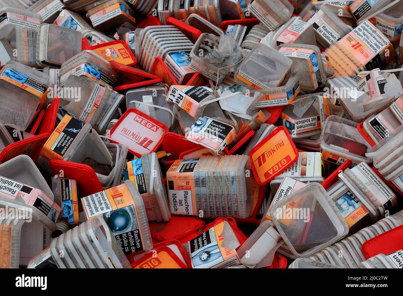 Plastikabfall, ehemalige Umverpackungen, Plastikboxen der Tabakindustrie, zum Recycling / Plastic Waste, ehemalige Umverpackung, Kunststoffboxen, für Stockfoto