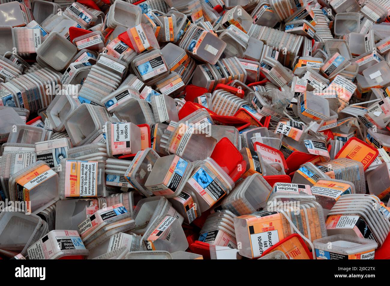 Plastikabfall, ehemalige Umverpackungen, Plastikboxen, zum Recycling / Plastic Waste, ehemalige Umverpackungen, Kunststoffboxen, zum Recycling Stockfoto