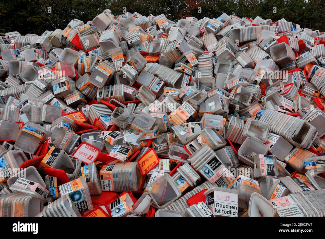 Plastikabfall, ehemalige Umverpackungen, Plastikboxen der Tabakindustrie, zum Recycling / Plastic Waste, ehemalige Umverpackung, Kunststoffboxen, für Stockfoto