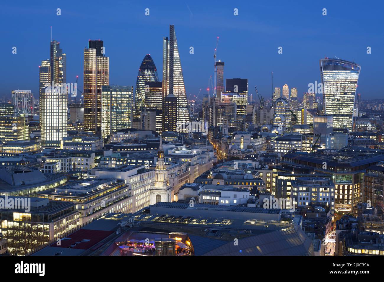 Erhöhter Blick auf das Londoner Finanzviertel in der Abenddämmerung Stockfoto