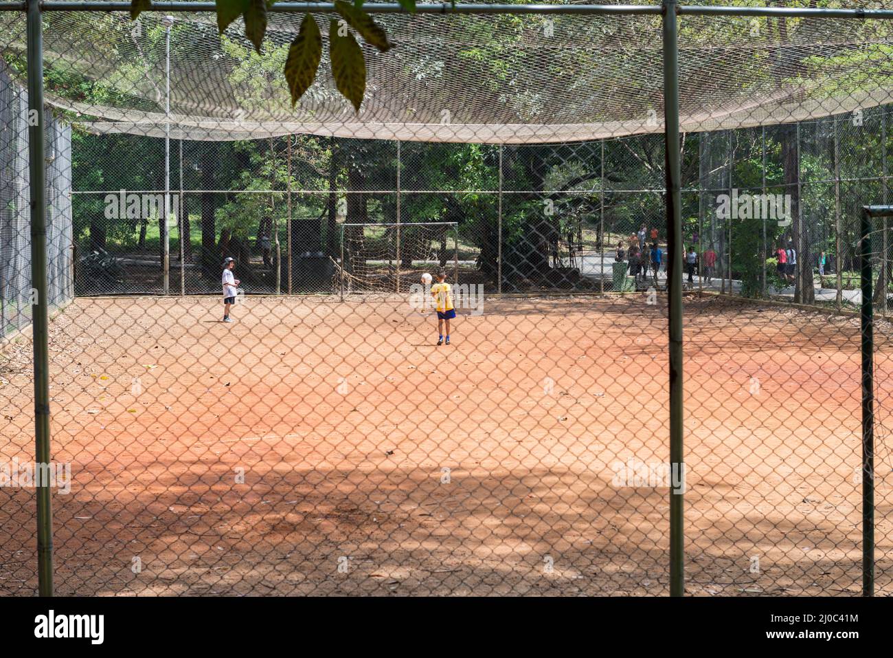 Kinder spielen Fußball im Aclimacao Park in Sao Paulo Stockfoto