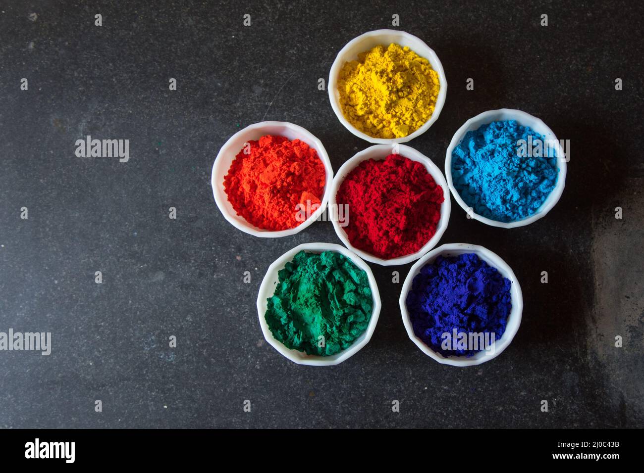 Gulal oder holi Festival Farben auf einem Hintergrund. Stockfoto
