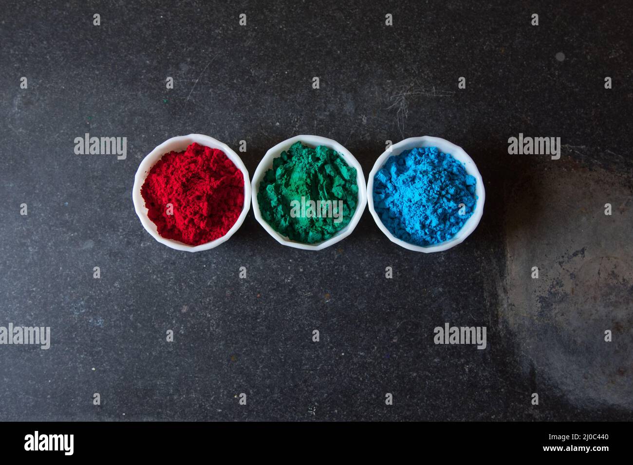 Gulal oder holi Festival Farben auf einem Hintergrund. Stockfoto