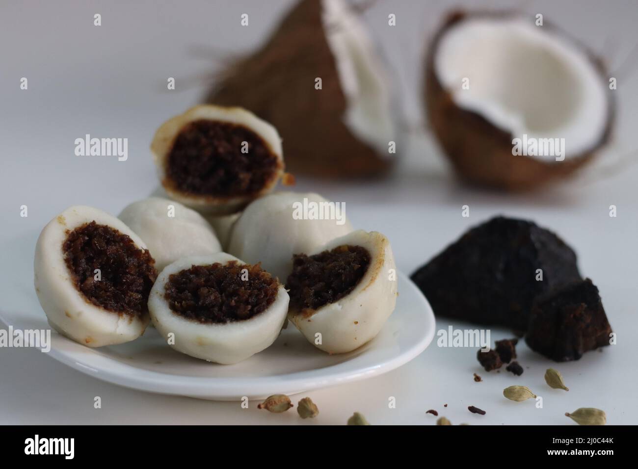 Gedünsteter Reisknödel mit einer Füllung aus Palmzack und frisch geriebener Kokosnuss. Beliebtes Essen von kerala, auch Kozhikatta genannt. Schuss mit Blöcken o Stockfoto