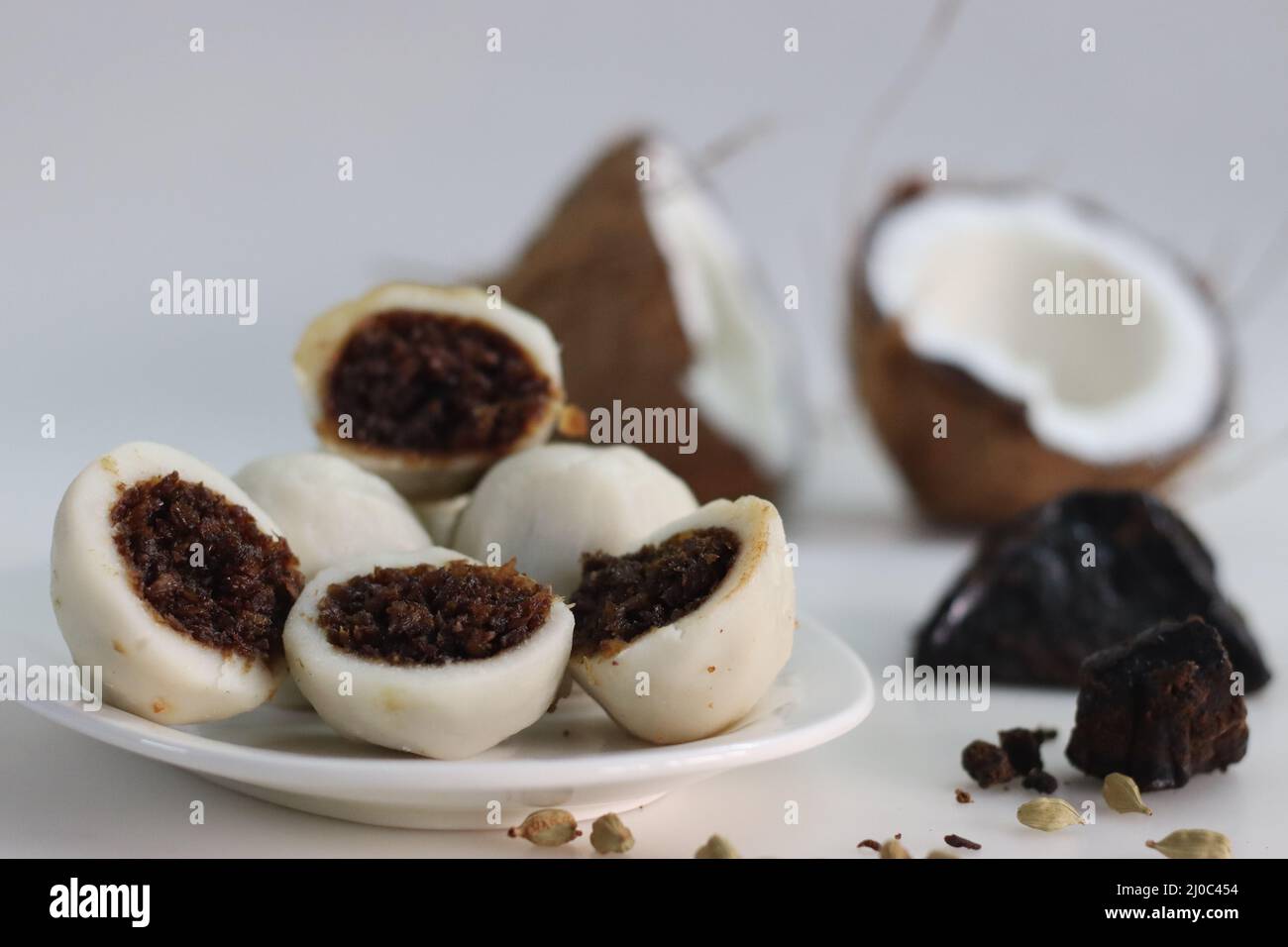Gedünsteter Reisknödel mit einer Füllung aus Palmzack und frisch geriebener Kokosnuss. Beliebtes Essen von kerala, auch Kozhikatta genannt. Schuss mit Blöcken o Stockfoto