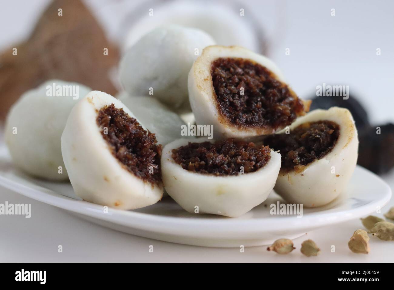 Gedünsteter Reisknödel mit einer Füllung aus Palmzack und frisch geriebener Kokosnuss. Beliebtes Essen von kerala, auch Kozhikatta genannt. Schuss mit Blöcken o Stockfoto