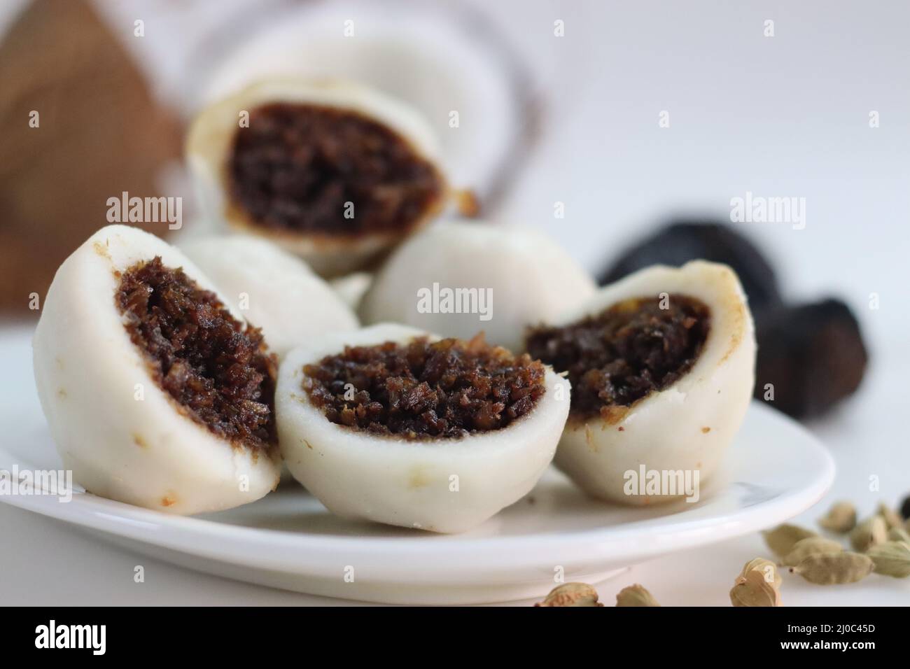 Gedünsteter Reisknödel mit einer Füllung aus Palmzack und frisch geriebener Kokosnuss. Beliebtes Essen von kerala, auch Kozhikatta genannt. Schuss mit Blöcken o Stockfoto