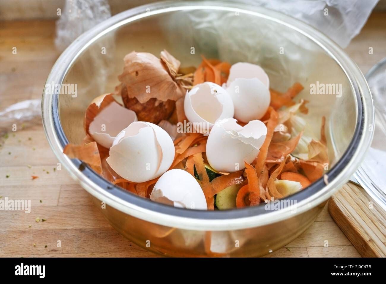 Schale mit Eierschalen und Gemüseschnitzel, organischer Küchenabfall wird für Kompost gesammelt, Konzept für nachhaltigen Lebensstil, ausgewählter Fokus, schmal Stockfoto