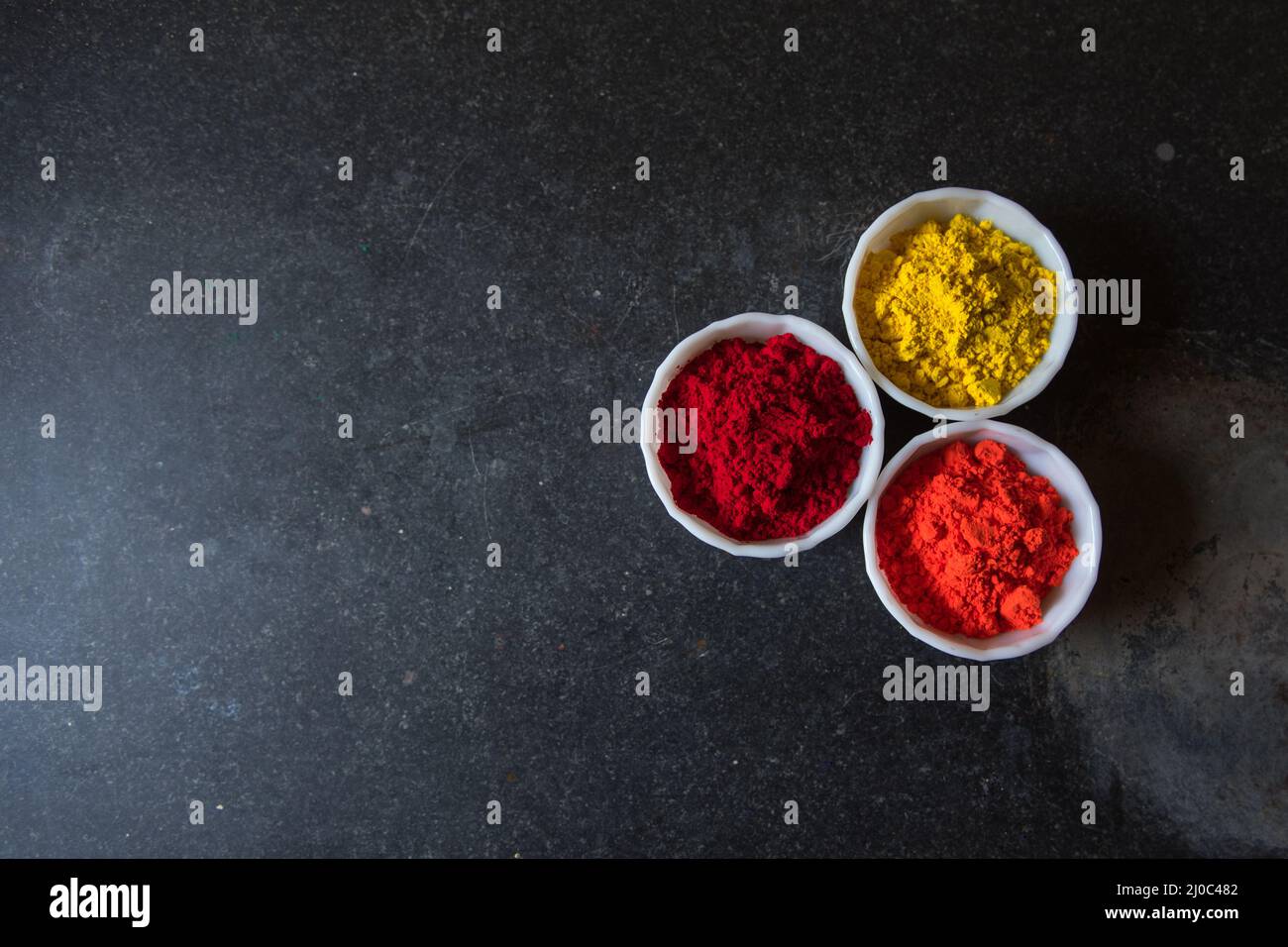 Gulal oder holi Festival Farben auf einem Hintergrund. Stockfoto
