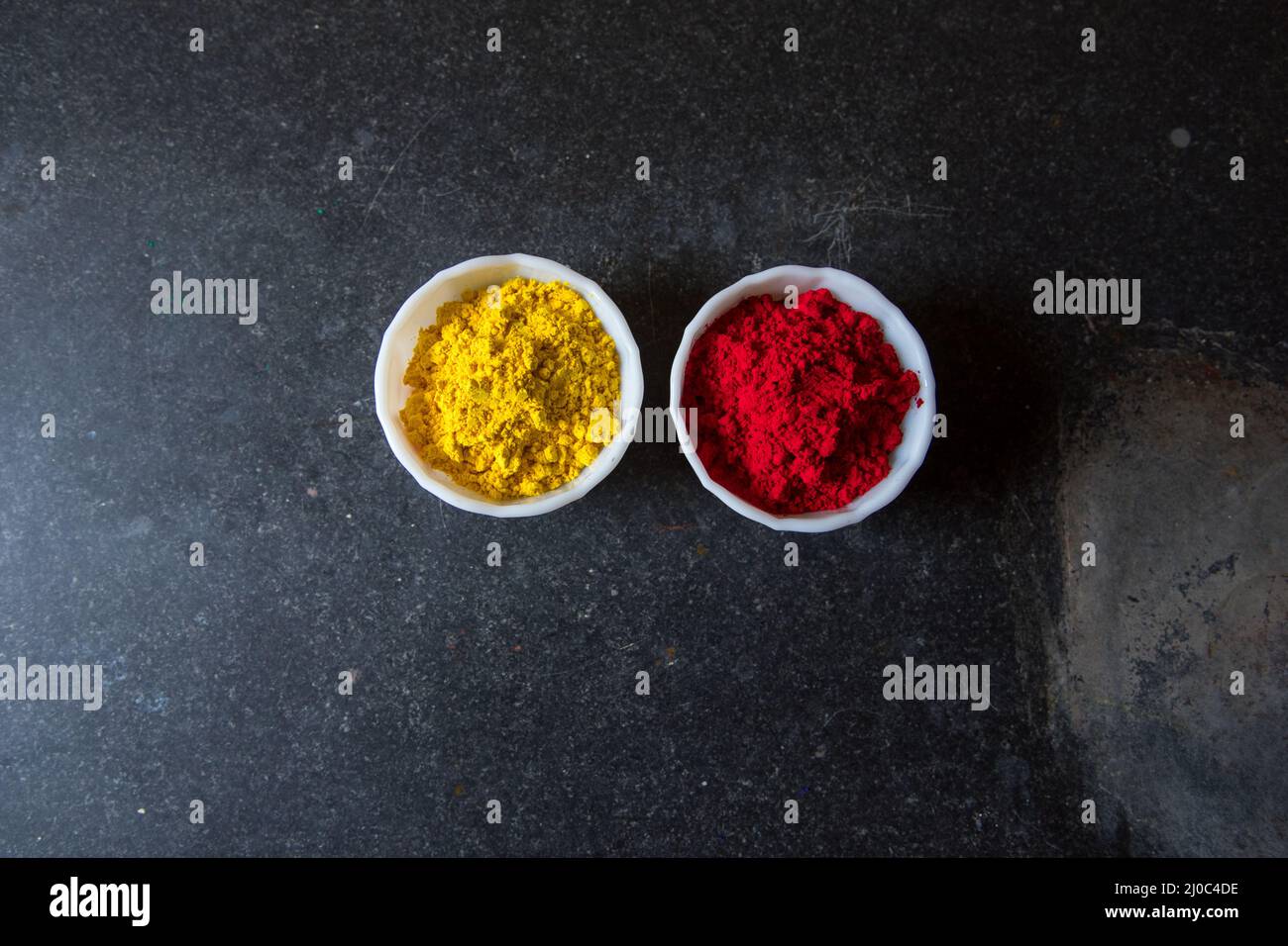 Gulal oder holi Festival Farben auf einem Hintergrund. Stockfoto