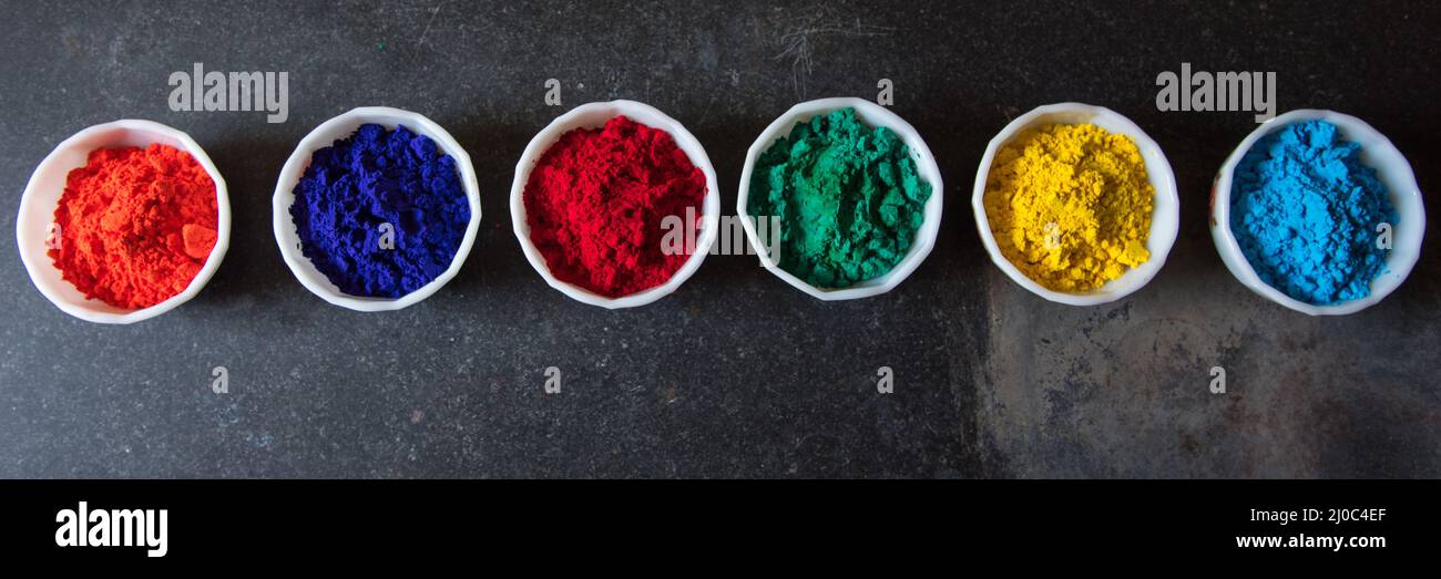 Gulal oder holi Festival Farben auf einem Hintergrund. Stockfoto