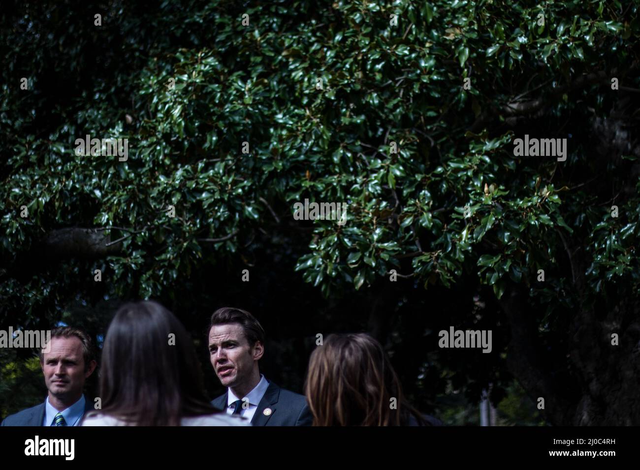 Die Republikaner der State Assembly, James Gallagher (R-Yuba City), links und Kevin Kiley (R-Rocklin), rechts, reagieren auf den Vorschlag der State Assembly Democrats für einen Gasrabatt von $400 am Donnerstag, den 17. März 2022, im California State Capitol in Sacramento, Kalifornien. (Foto von Rahul Lal/Sipa USA) Stockfoto