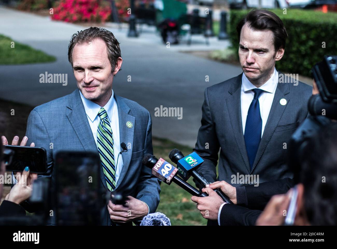 Die Republikaner der State Assembly, James Gallagher (R-Yuba City), links und Kevin Kiley (R-Rocklin), rechts, reagieren auf den Vorschlag der State Assembly Democrats für einen Gasrabatt von $400 am Donnerstag, den 17. März 2022, im California State Capitol in Sacramento, Kalifornien. (Foto von Rahul Lal/Sipa USA) Stockfoto