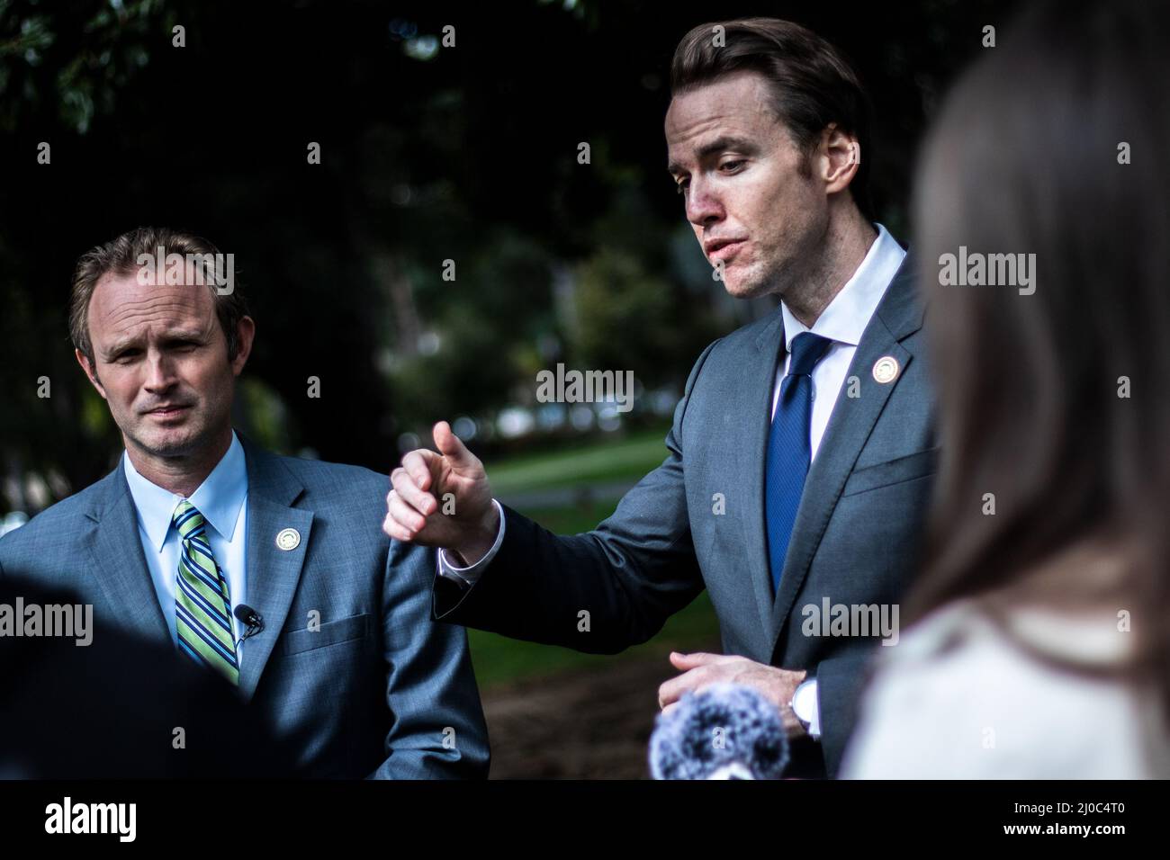 Die Republikaner der State Assembly, James Gallagher (R-Yuba City), links und Kevin Kiley (R-Rocklin), rechts, reagieren auf den Vorschlag der State Assembly Democrats für einen Gasrabatt von $400 am Donnerstag, den 17. März 2022, im California State Capitol in Sacramento, Kalifornien. (Foto von Rahul Lal/Sipa USA) Stockfoto