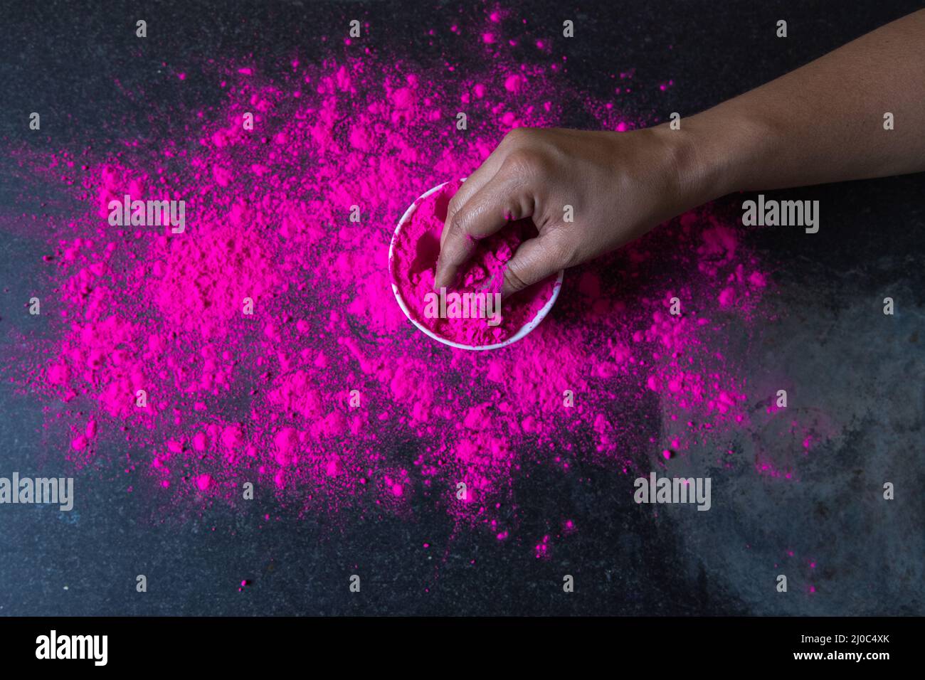 Hände einer Dame mit Puderfarbe mit selektivem Fokus Stockfoto