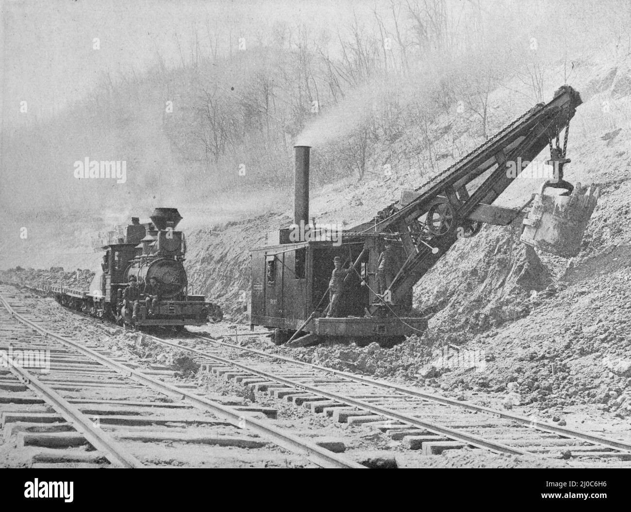 Eine Dampfschaufel der Eisenbahn, die von Bucyrus Steam Shovel & Dredge Company gebaut wurde.Schwarz-Weiß-Fotografie, aufgenommen um 1890s Stockfoto
